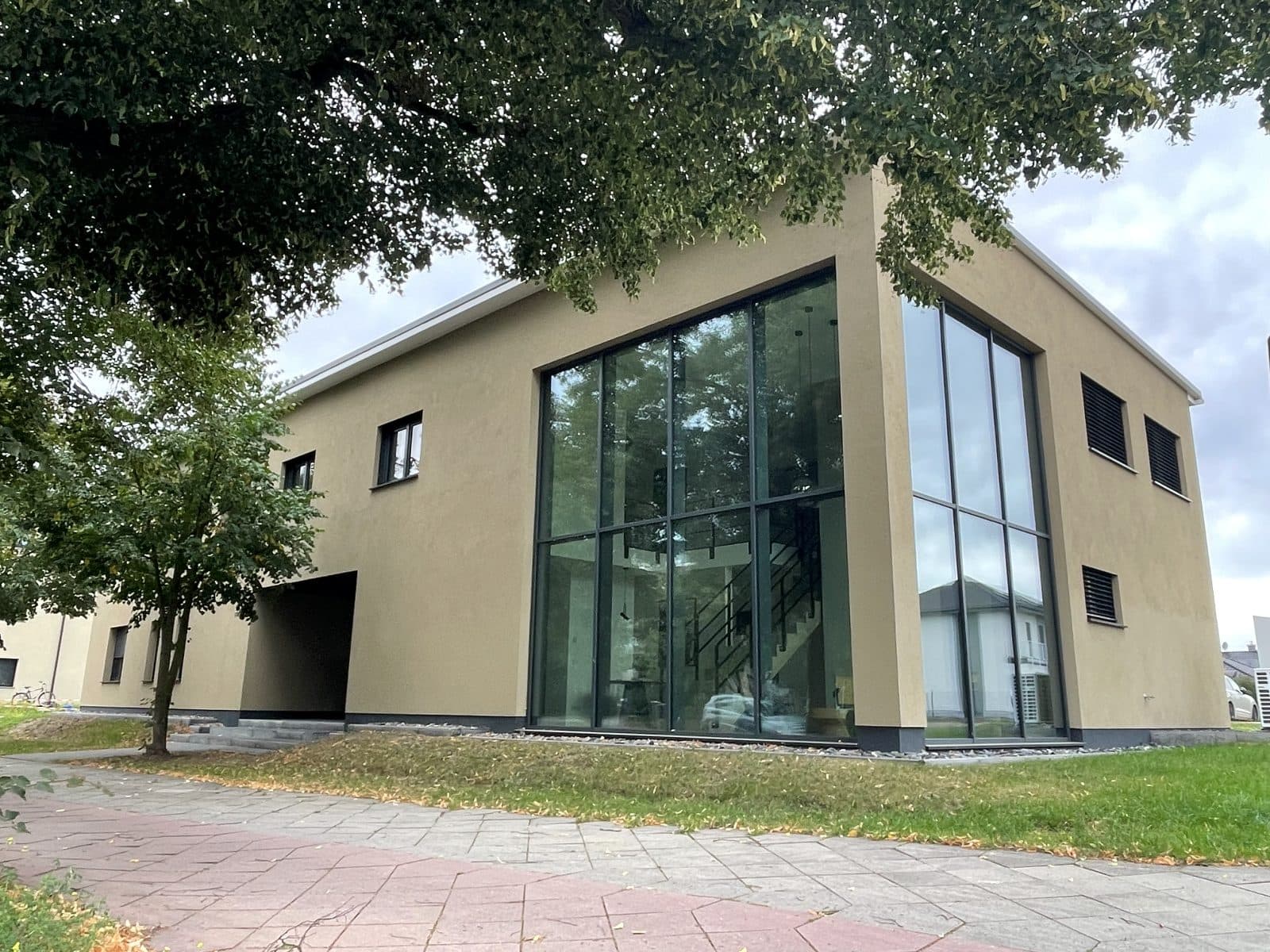 Neu gebautes Wohn- und Geschäftshaus in Eisenhüttenstadt mit raumhoher Glasfassade