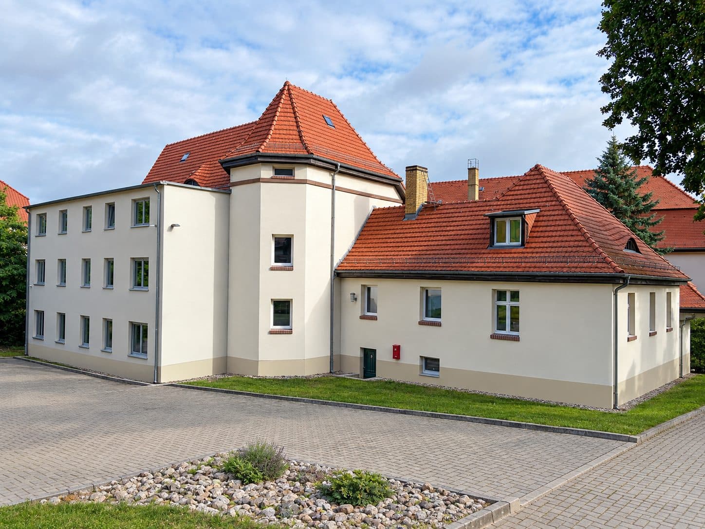 Um- und neu gebaute Polizeidienststelle in Bad Freienwalde mit Ziegeldächern
