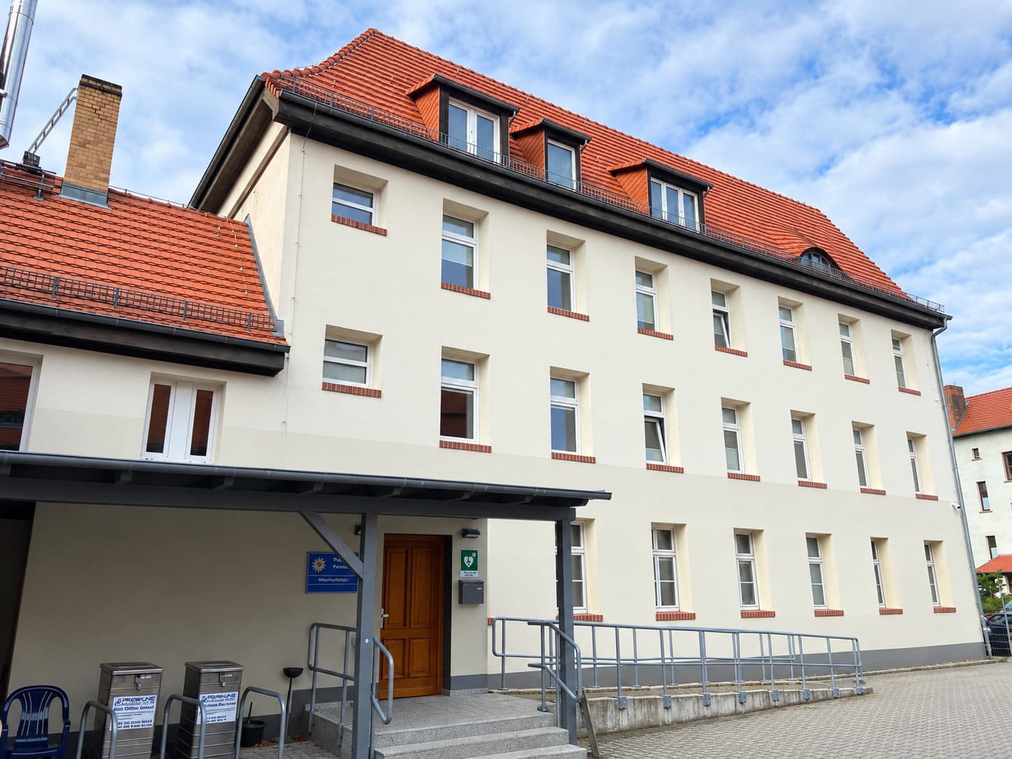 Polizeidienststelle in Bad Freienwalde, Eingangsseite mit barrierefreier Rampe