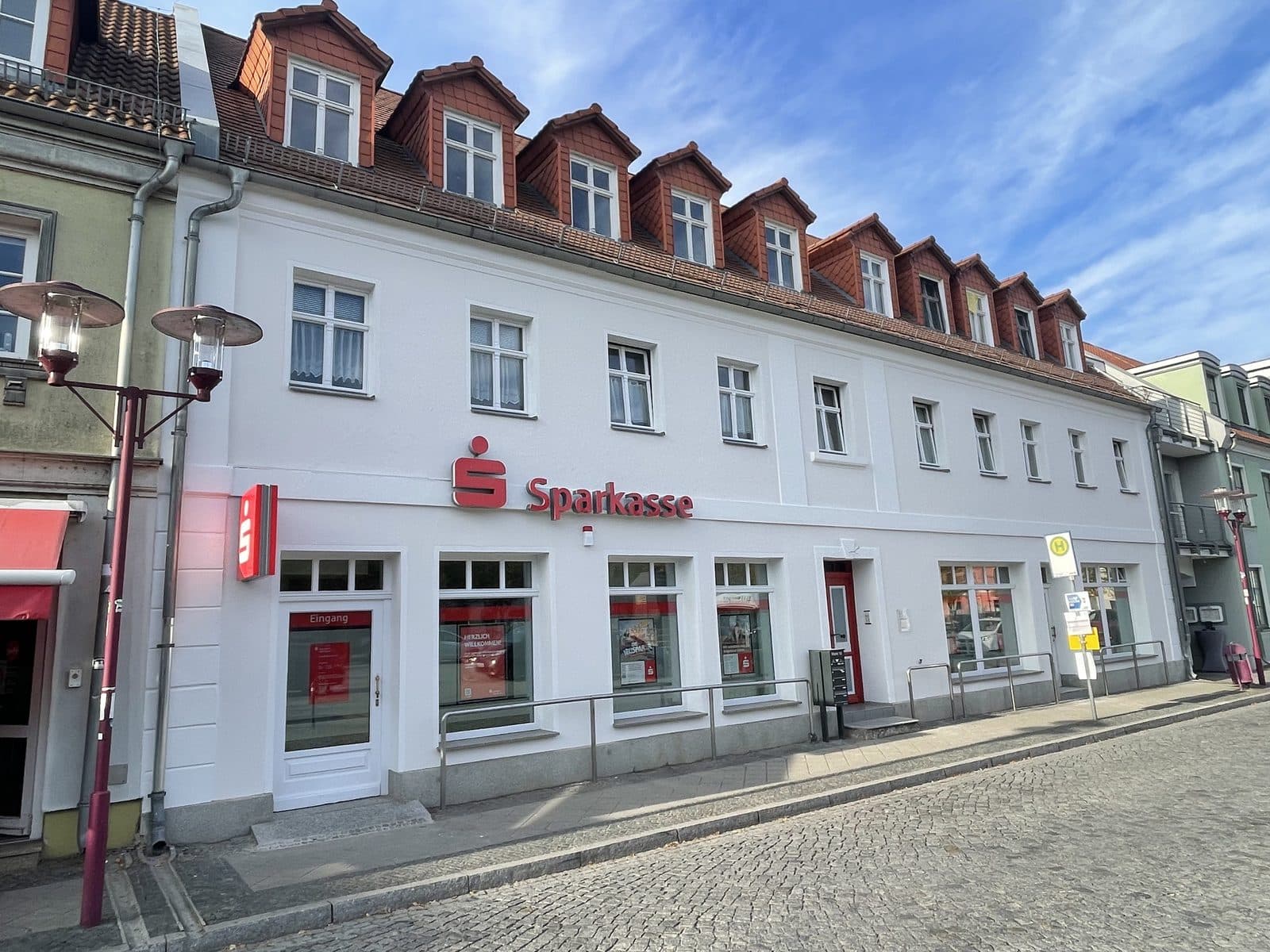 Sparkassengebäude mit Gauben an der Straße in Müllrose